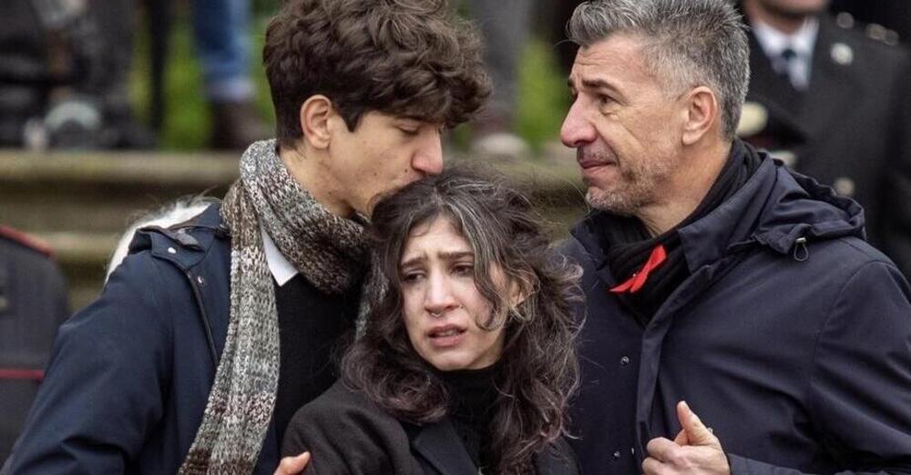 Funerale di Giulia Cecchettin: i familiari piangono per la vittima, Turetta per l&rsquo;ergastolo 