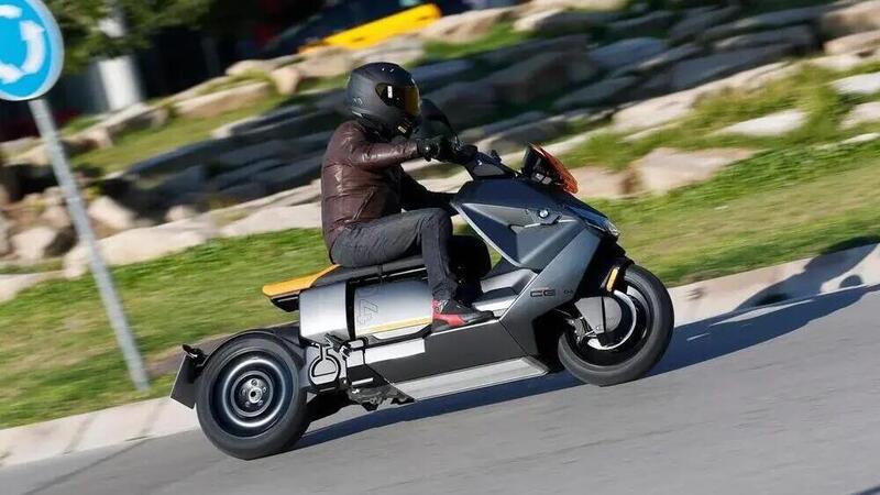 Si pu&ograve; guidare uno scooter elettrico senza patente? Normativa e casi particolari [GUIDA]