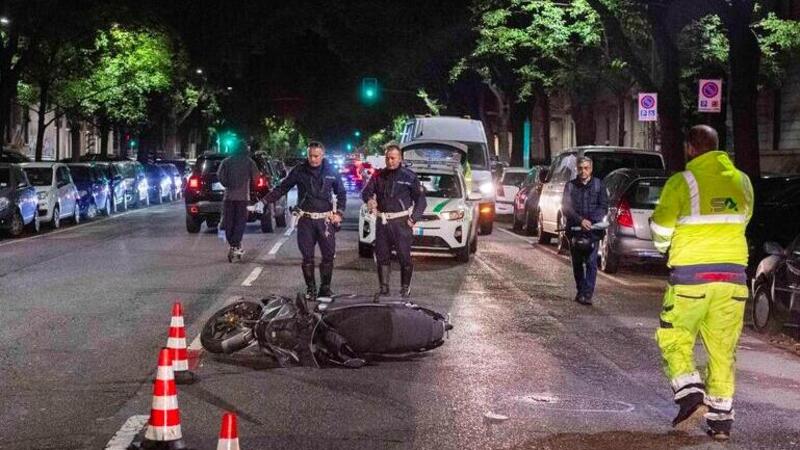 Milano, moto contro auto in pieno centro. In gravi condizioni il motociclista 23enne