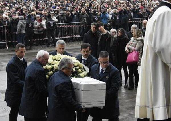 Giulia Cecchettin, il funerale come una puntata del Grande Fratello: live tweeting tra tifoserie e complottisti