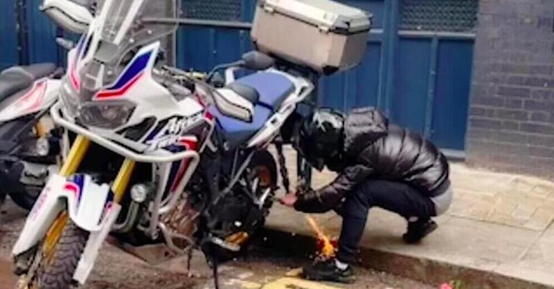 Milano, tentano di rubare una Africa Twin ma vengono beccati dalla polizia. Nei guai due giovanissimi