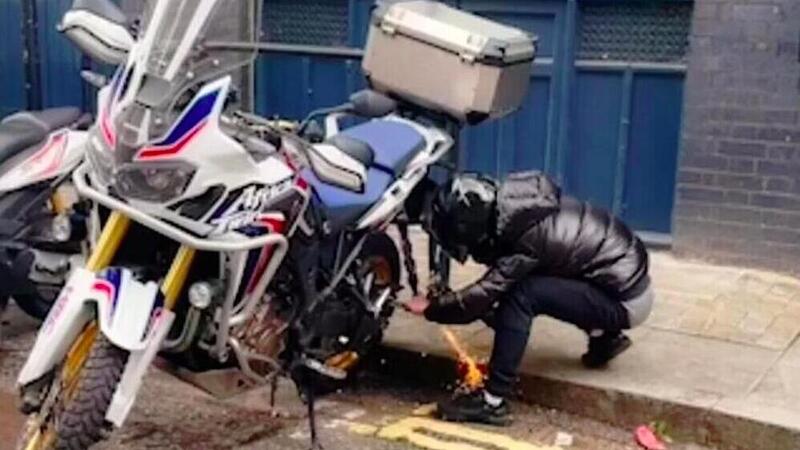 Milano, tentano di rubare una Africa Twin ma vengono beccati dalla polizia. Nei guai due giovanissimi