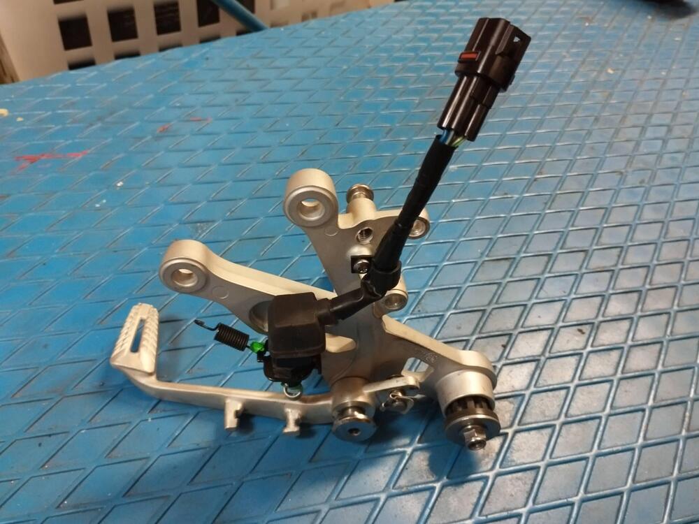 Pedane originali Triumph Street 765 (2)