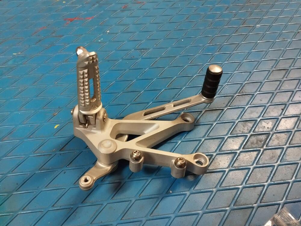 Pedane originali Triumph Street 765 (3)