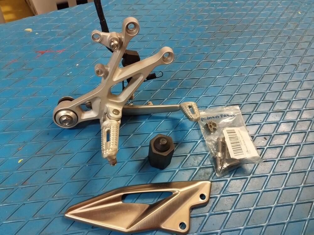 Pedane originali Triumph Street 765 (4)