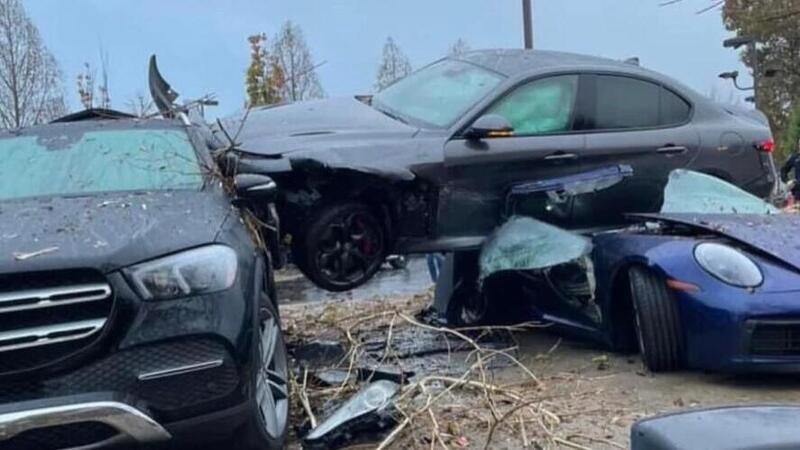 Alfa Giulia Quadrifoglio sale su una Porsche 911 durante il tagliando