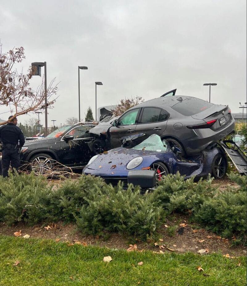 Alfa Giulia Quadrifoglio sale su una Porsche 911 durante il tagliando