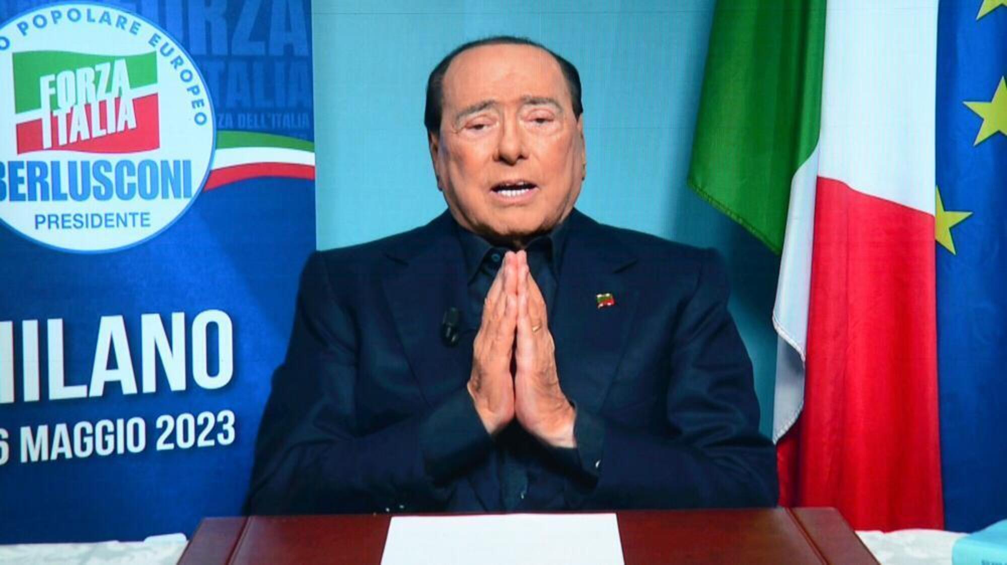Silvio Berlusconi, &quot;divinit&agrave;&quot; da Nuovo Testamento