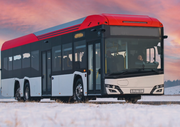 Troppo freddo, niente green: d&rsquo;inverno gli autobus elettrici non funzionano. Ma auto e mezzi a batteria non dovevano salvarci dal riscaldamento globale?