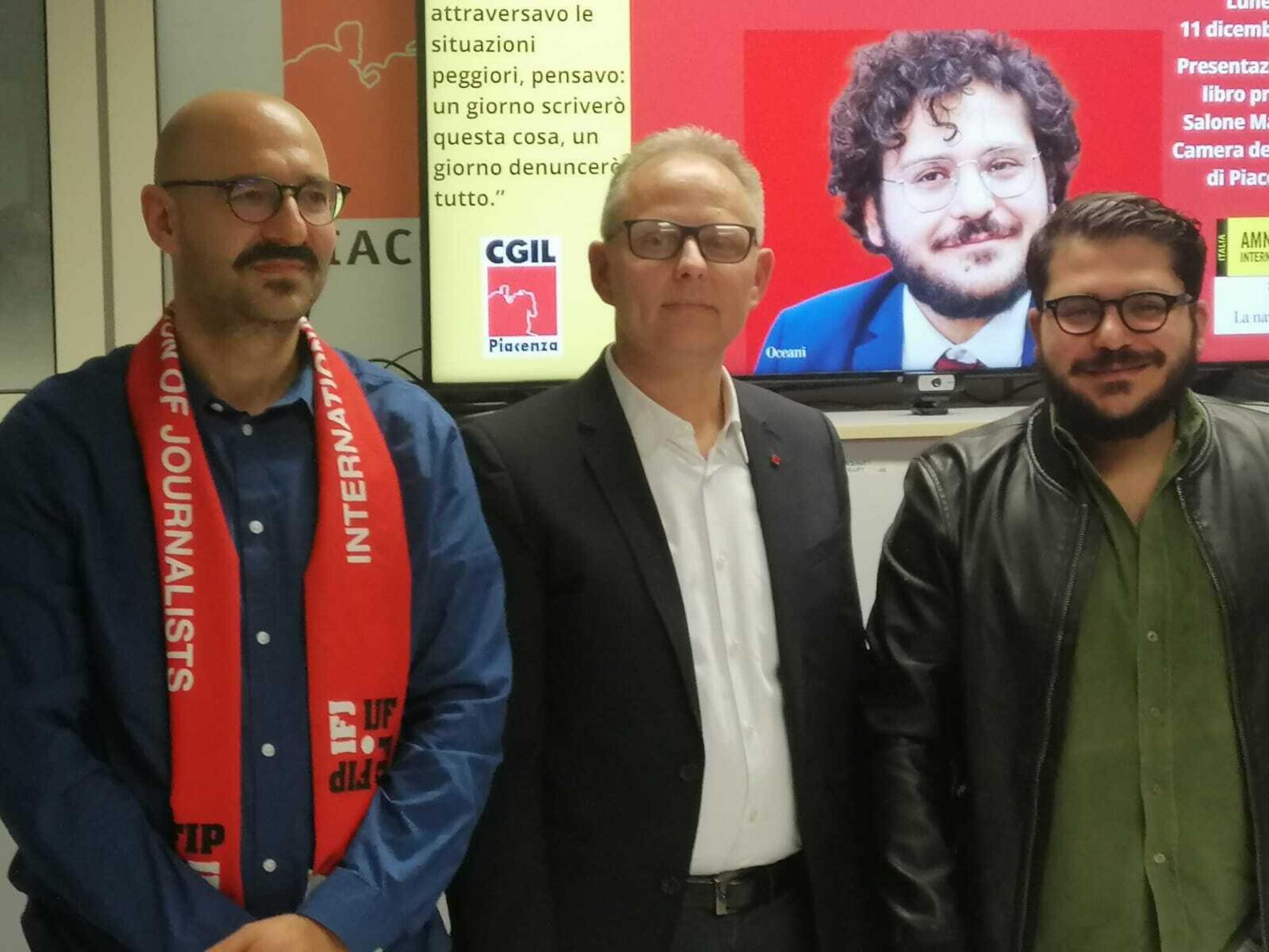 Patrick Zaki con Mattia Motta e Ivo Bussacchini della Cgil di Piacenza