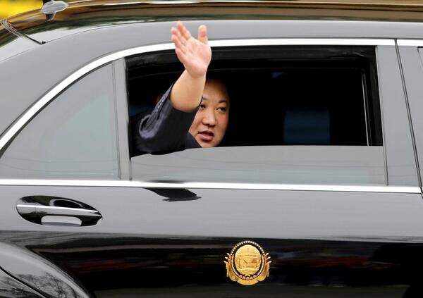 Mercedes-Maybach e non solo: cos&igrave; le auto di lusso entrano in Corea del Nord (nonostante le sanzioni, inutili come in Russia). E il presidente Kim Jong Un&hellip;