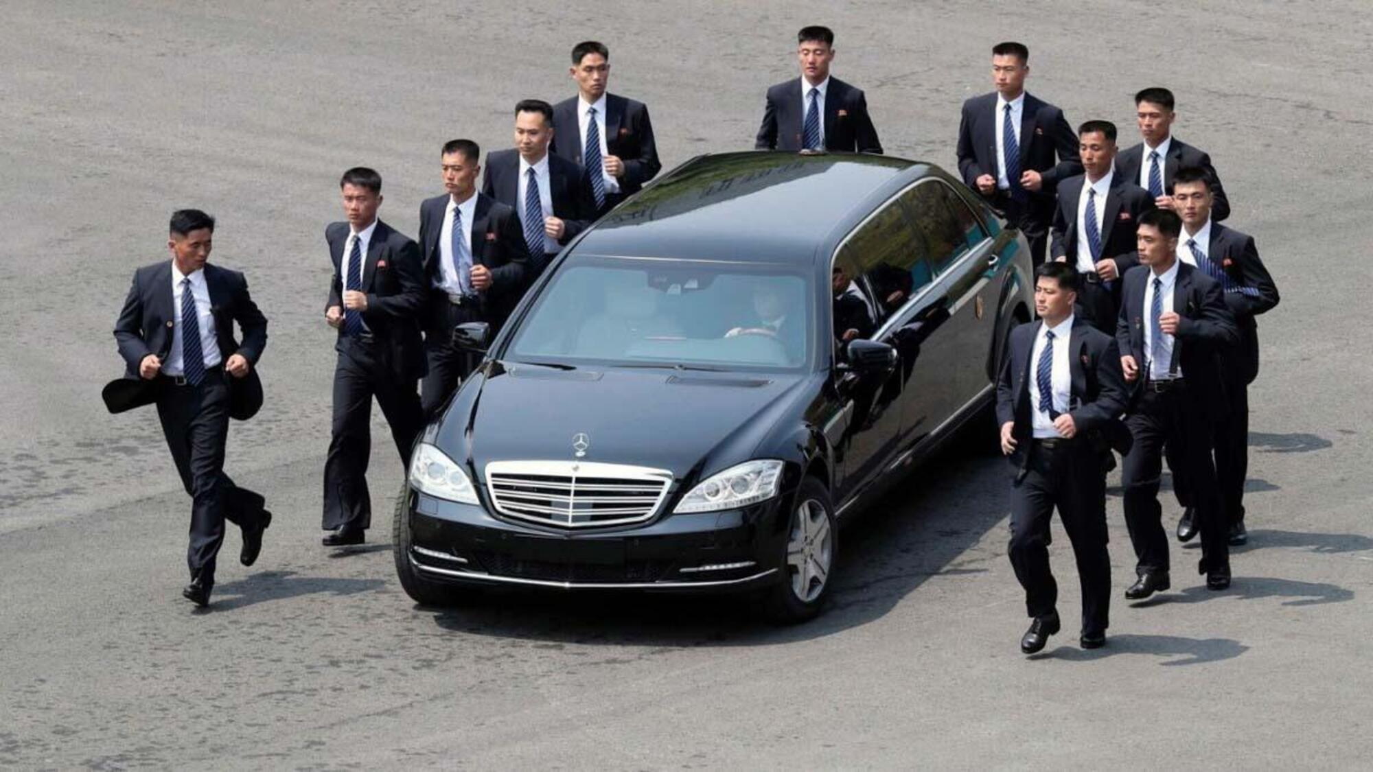 Il corteo presidenziale nordcoreano con logo Mercedes ben visibile