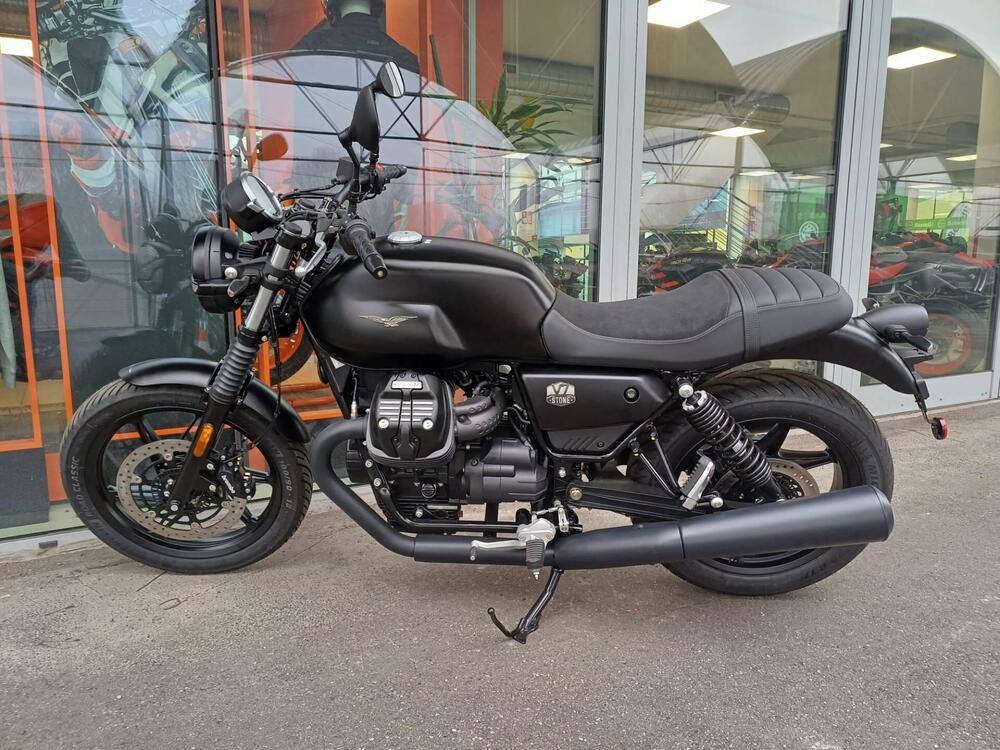 Moto Guzzi V7 Stone (2021 - 24) (3)