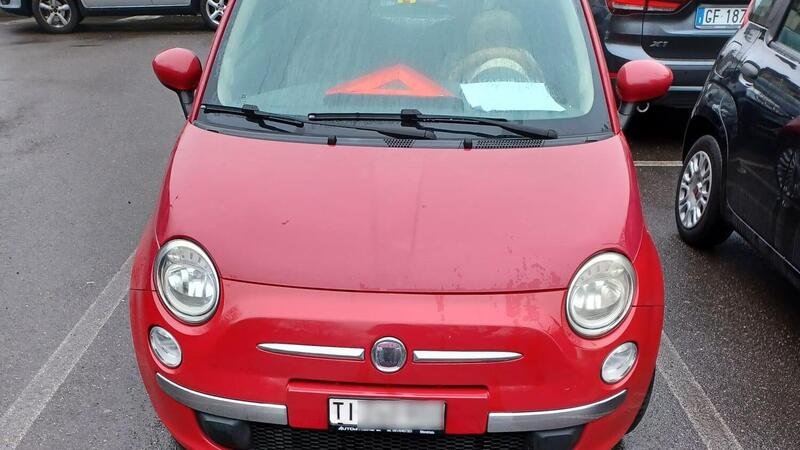 Vabb&egrave; aspettare il carro attrezzi, ma per 18 giorni... La Fiat 500 targata svizzera langue nel parcheggio