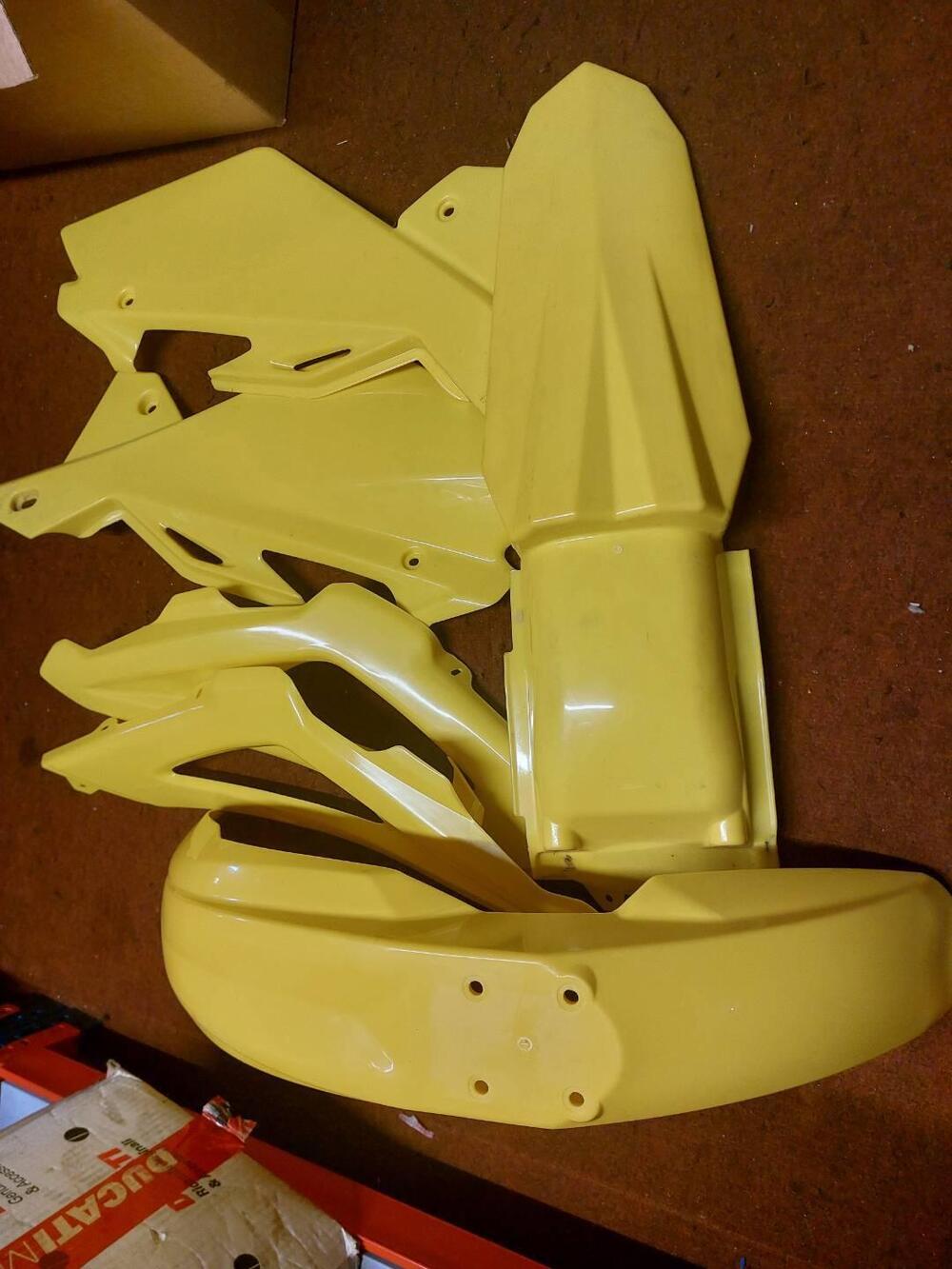 KIT PLASTICHE HUSQVARNA (2)