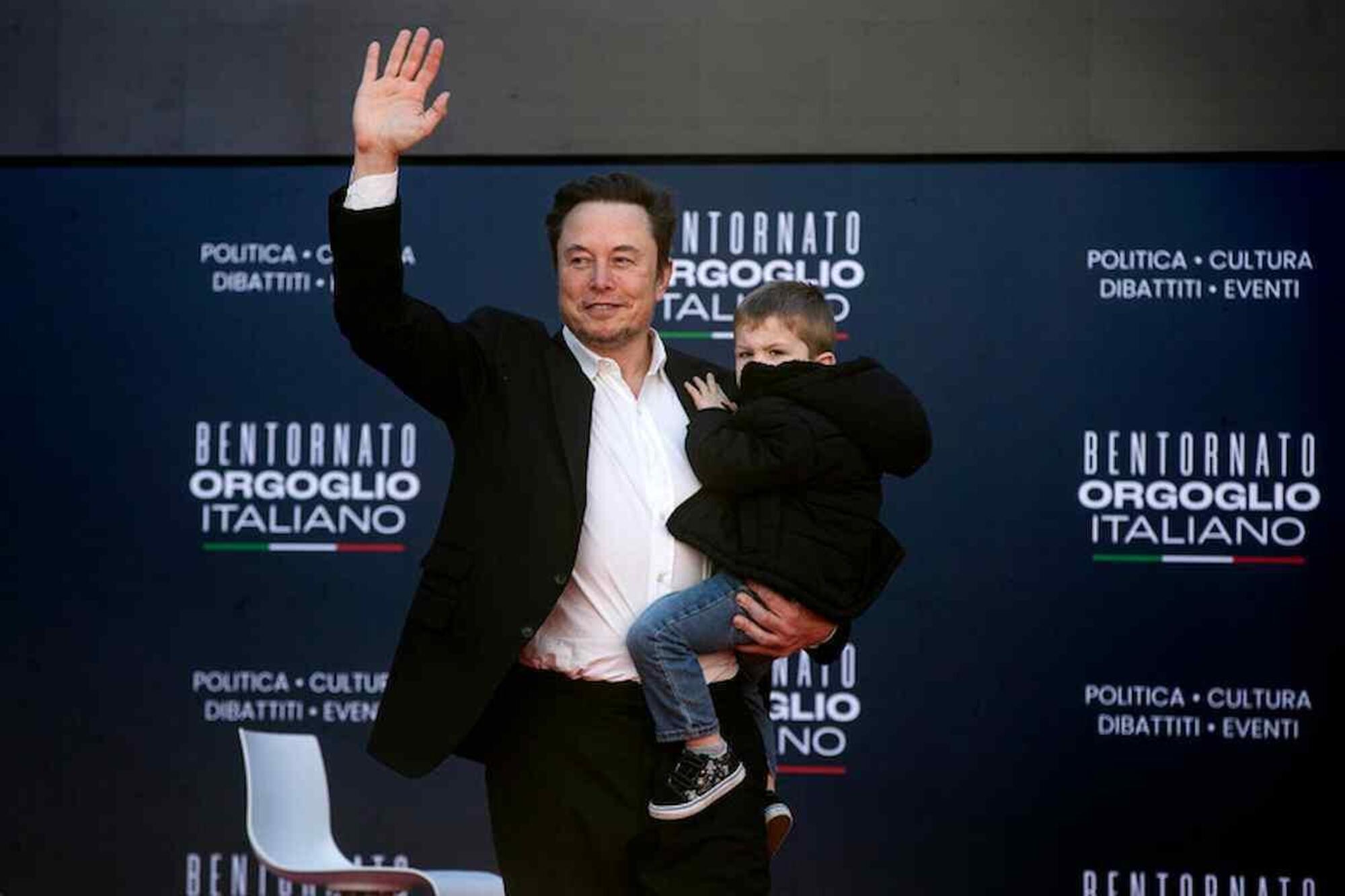 Elon Musk sul palco di Atreju con il figlio in braccio