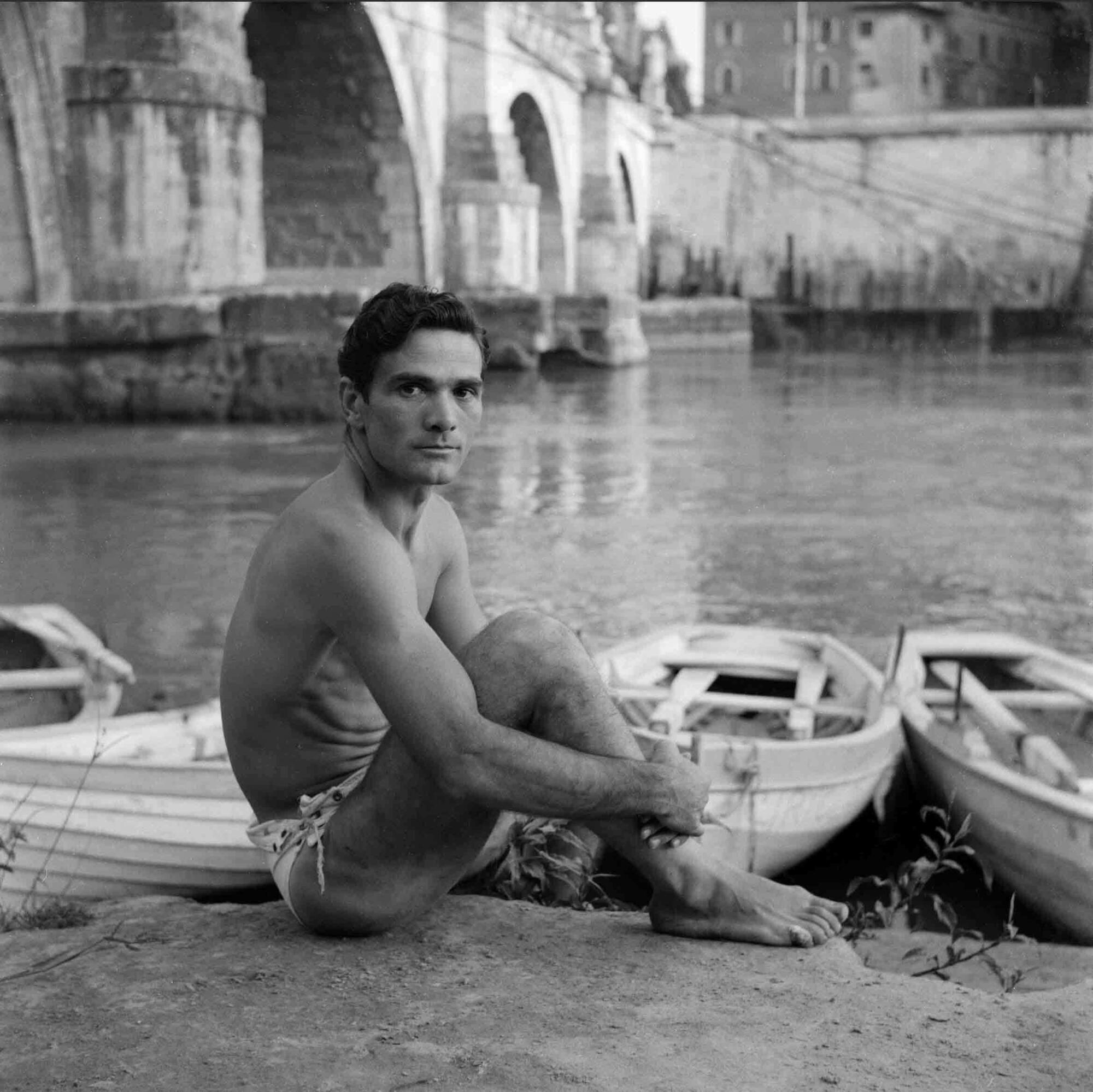 Pierpaolo Pasolini sulle sponde del fiume Tevere a Roma
