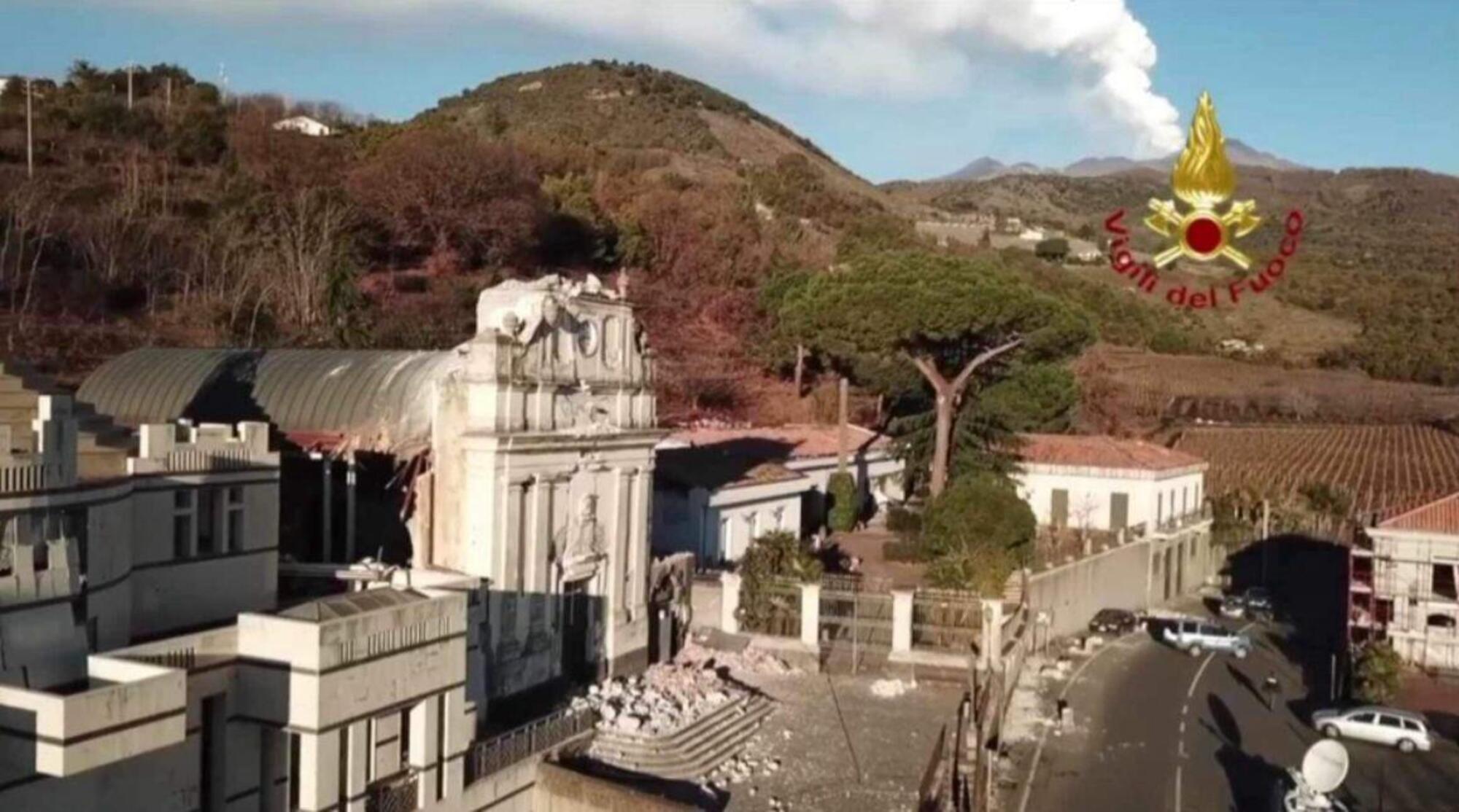 La chiesa di Fleri distrutta e, sullo sfondo, il vulcano attivo