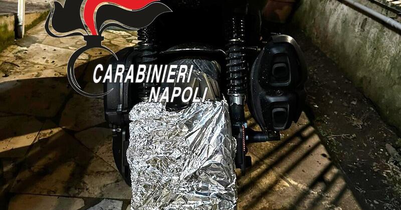 Come (non) nascondere la targa del veicolo: due arrestati a Napoli