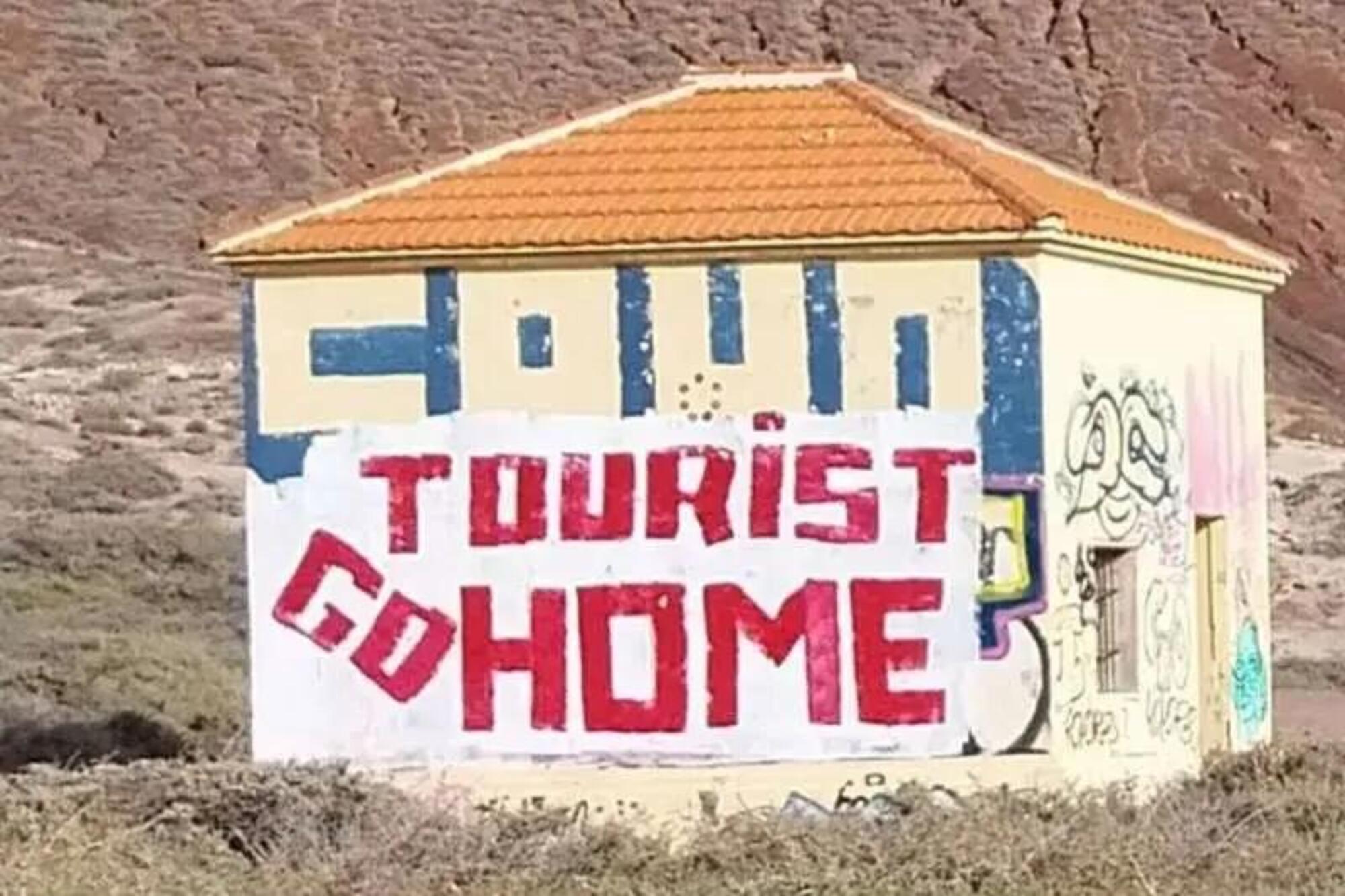 &ldquo;Tourist go home&rdquo;, un murales a Tenerife