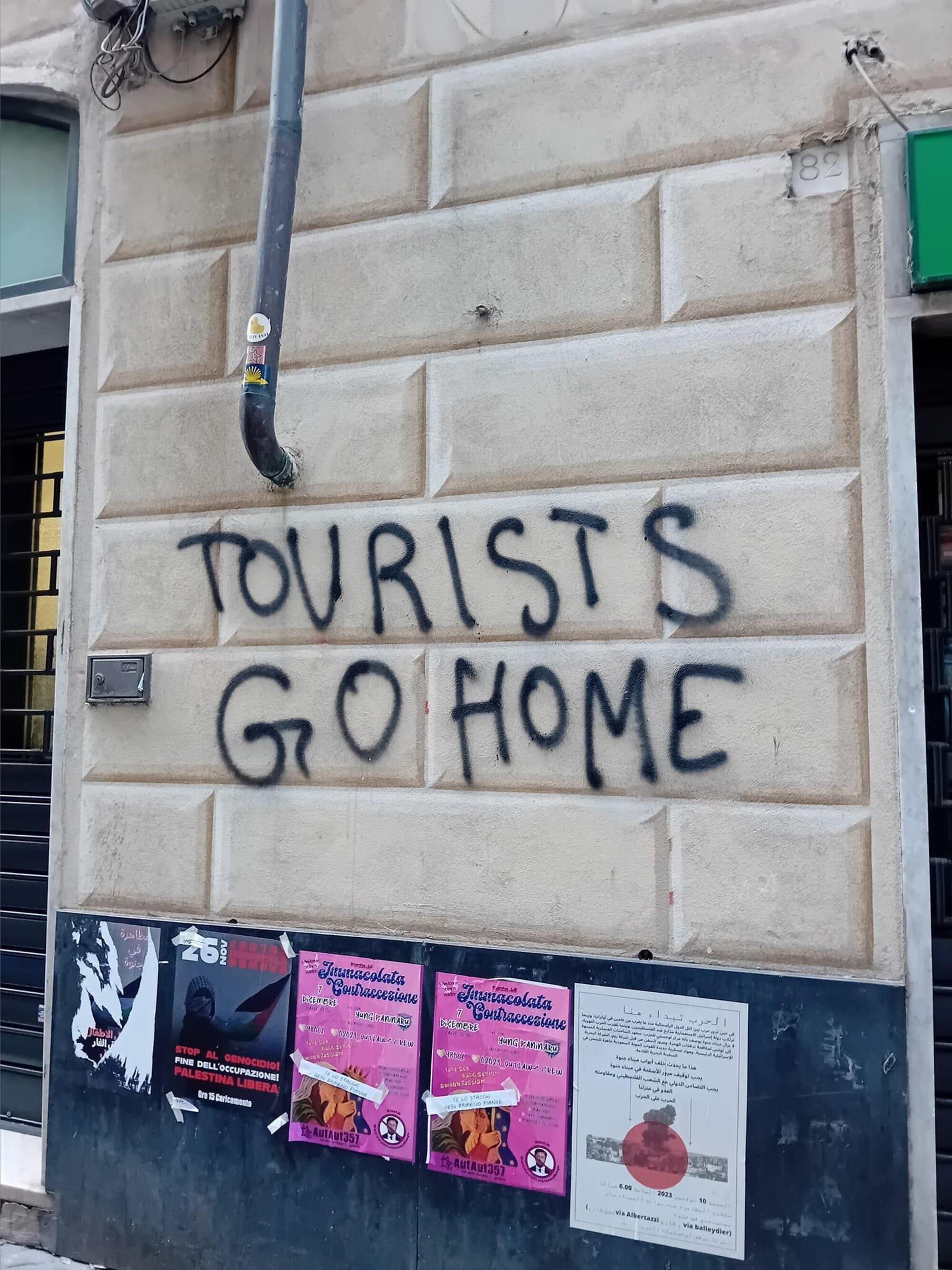&ldquo;Tourist go home&rdquo;, un murales a Genova