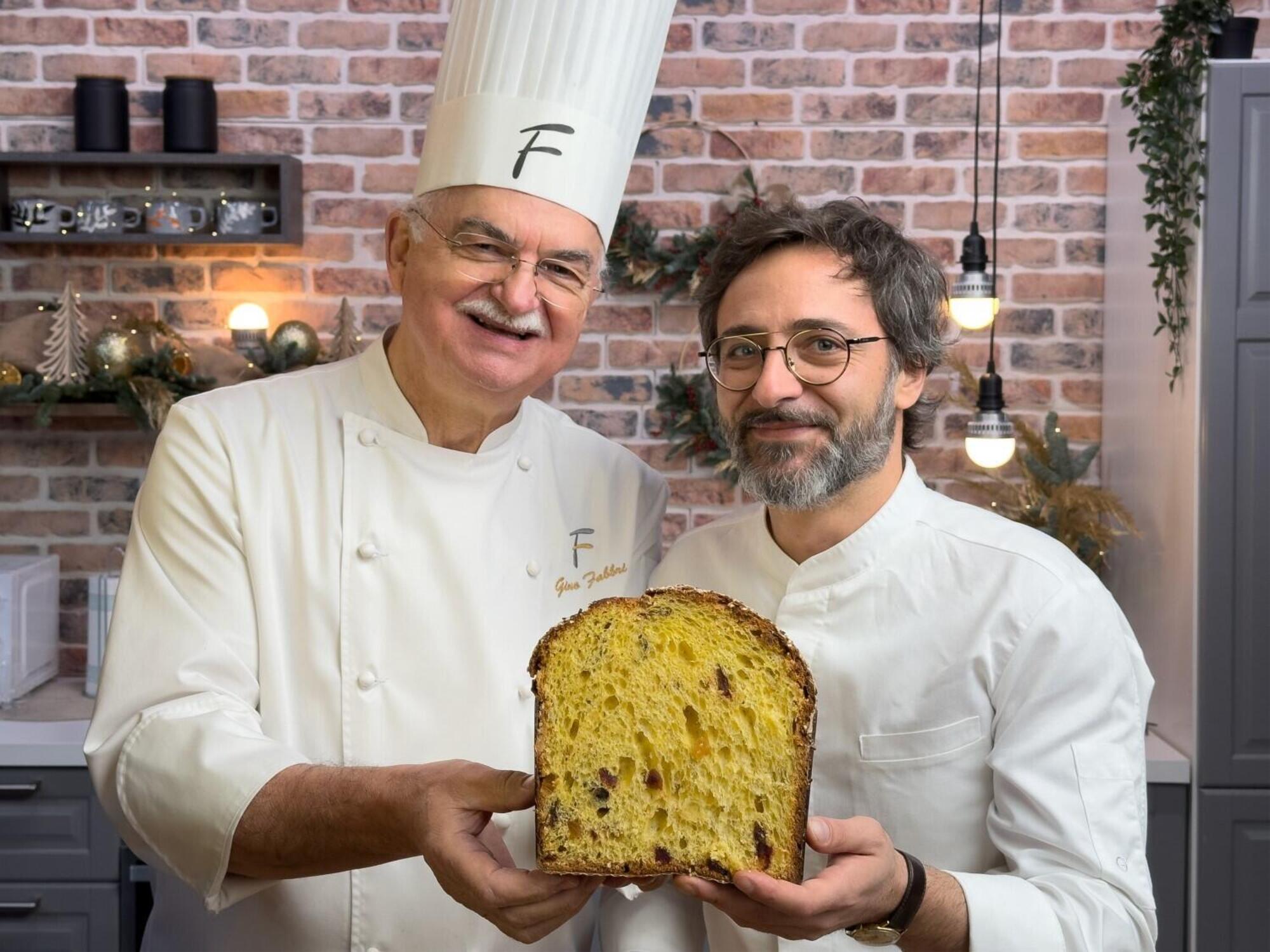 Gli chef Gino Fabbri e Maradona Youssef con il panettone &quot;Mediterraneo&quot;