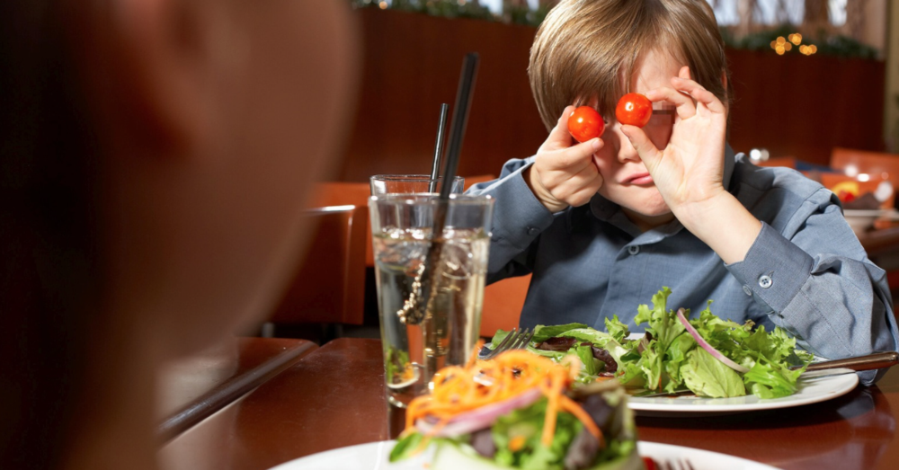 Dovremmo davvero vietare ai bambini di andare al ristorante? Decidetevi: o volete l&#039;educazione affettiva, o quella militare