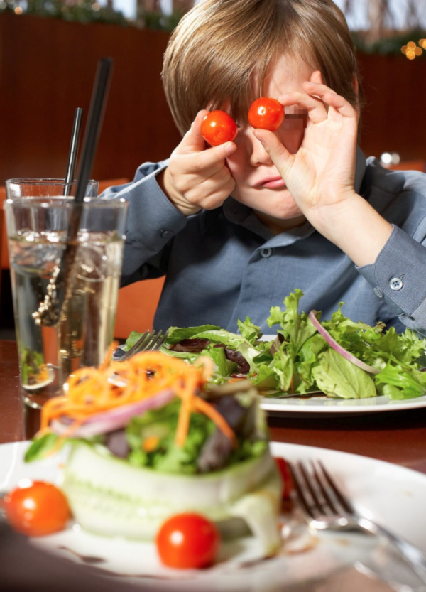 Dovremmo davvero vietare ai bambini di andare al ristorante? Decidetevi: o volete l&#039;educazione affettiva, o quella militare