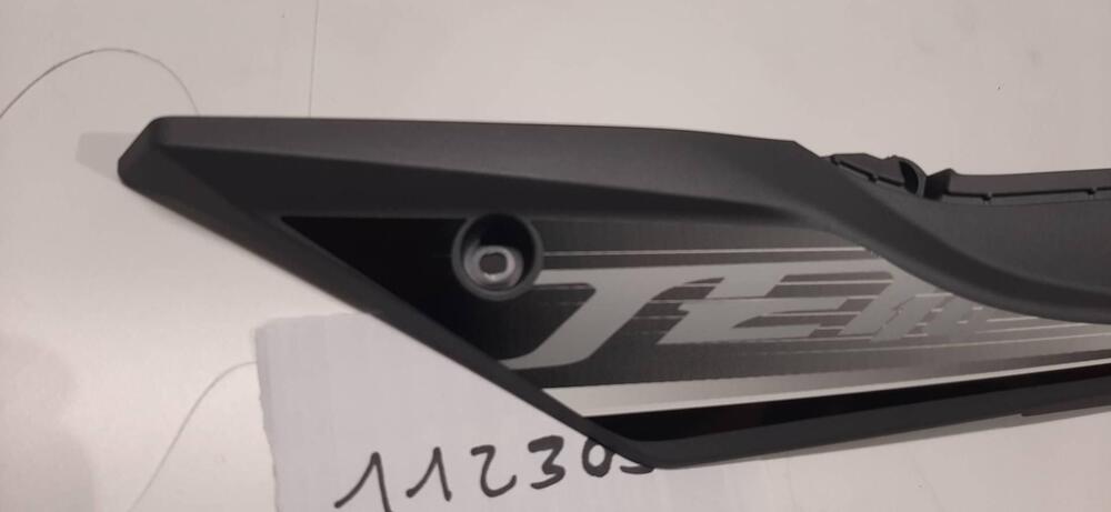 FIANCHETTO SOTTO PEDANA DX PER SYM JET 14 125/200 (2)