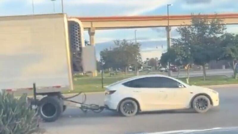 Faccio cose con la Tesla: rimorchia un TIR, poi scappa [VIDEO]