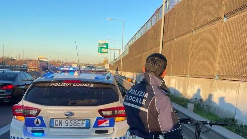 Bologna, beccato contromano in tangenziale con il monopattino elettrico. Maxi multa