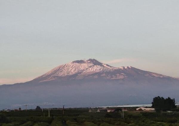  Il Natale sotto l&rsquo;Etna, fra chi rimane incantato dalla potenza del vulcano e chi vorrebbe scappare 