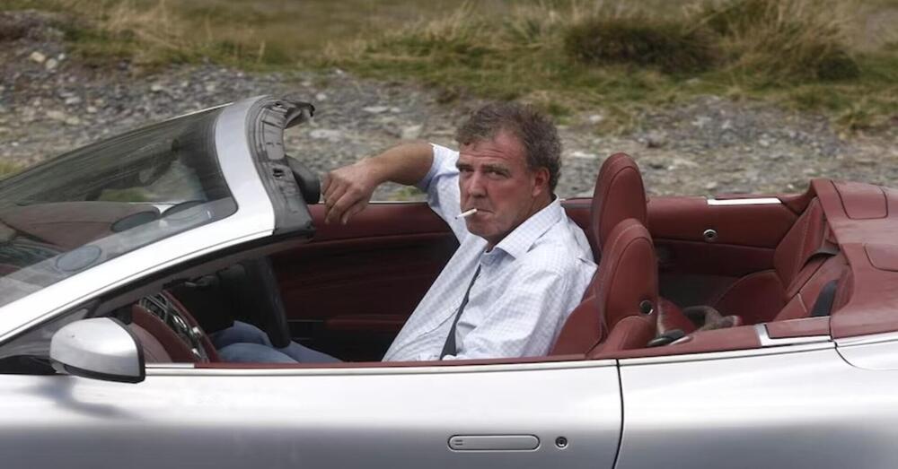 Jeremy Clarkson (con l&rsquo;Alfa Romeo d&rsquo;epoca) contro &ldquo;i giovani che vogliono un mondo senza morti in incidenti stradali e le decappottabili&rdquo;