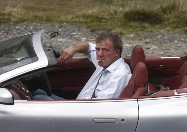 Jeremy Clarkson (con l&rsquo;Alfa Romeo d&rsquo;epoca) contro &ldquo;i giovani che vogliono un mondo senza morti in incidenti stradali e le decappottabili&rdquo;