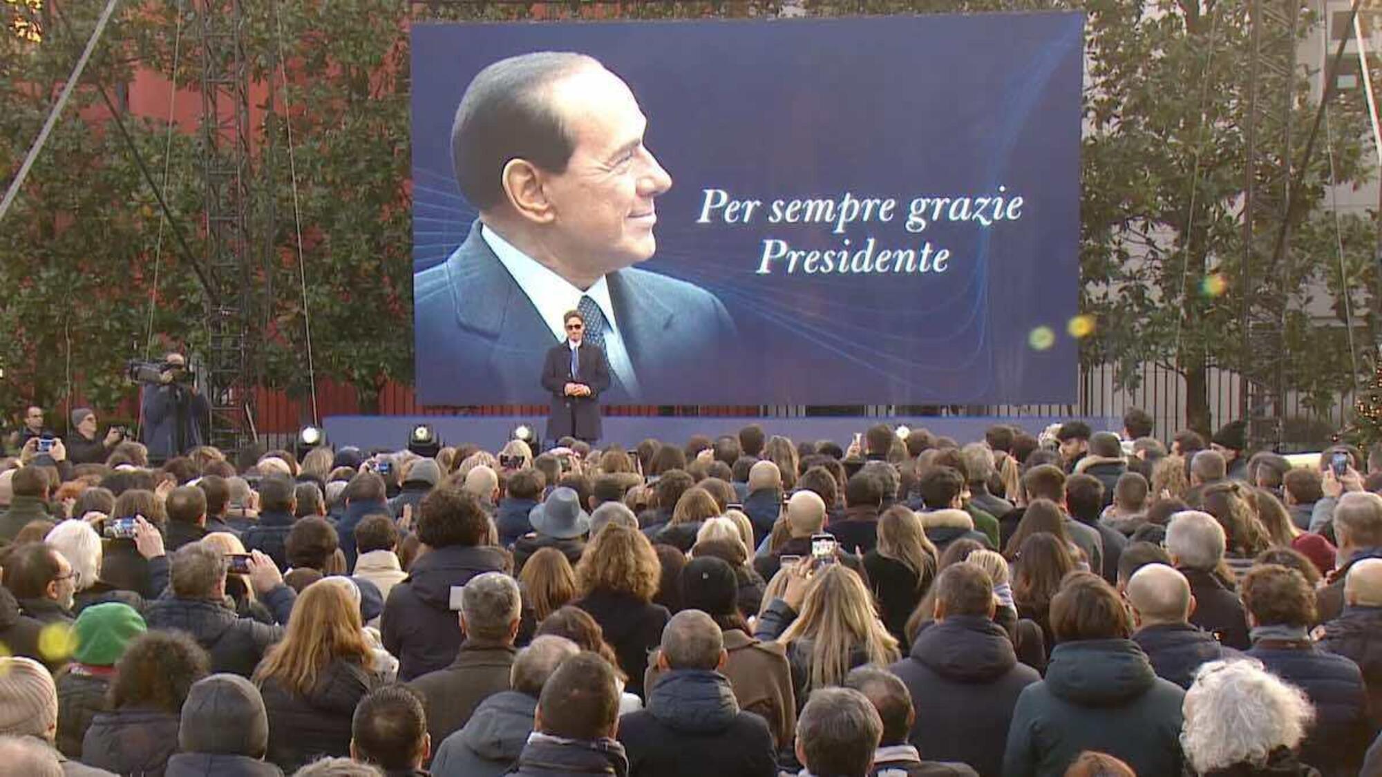 L&#039;omaggio di Pier Silvio al padre Silvio Berlusconi durante gli auguri natalizi di Mediaset