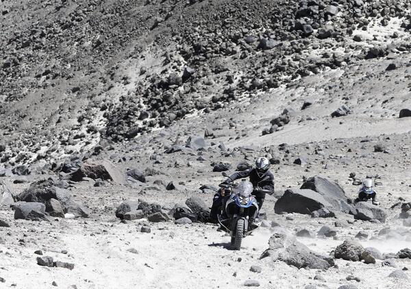 Sul vulcano pi&ugrave; alto del mondo con una BMW R 1300 GS: La storia di Salvo Pennisi, a 6.000 metri con una moto di serie