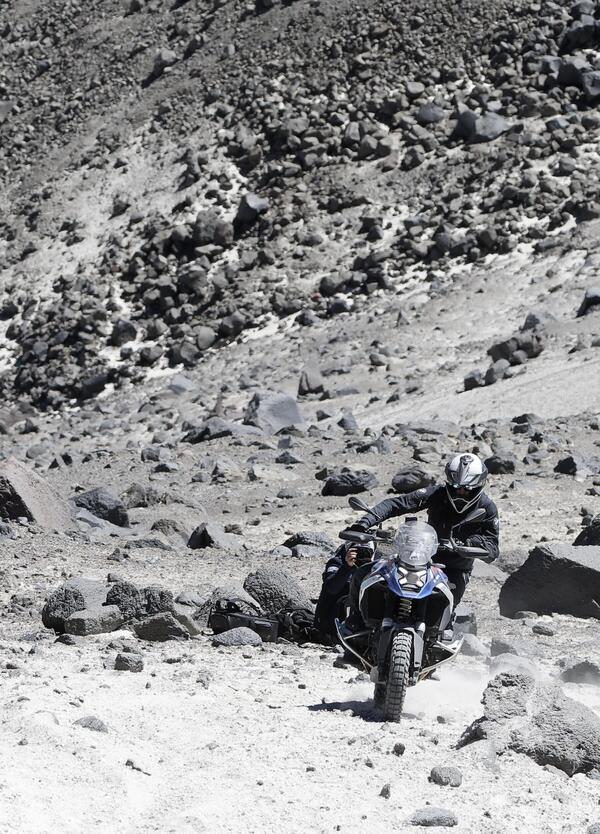 Sul vulcano pi&ugrave; alto del mondo con una BMW R 1300 GS: La storia di Salvo Pennisi, a 6.000 metri con una moto di serie