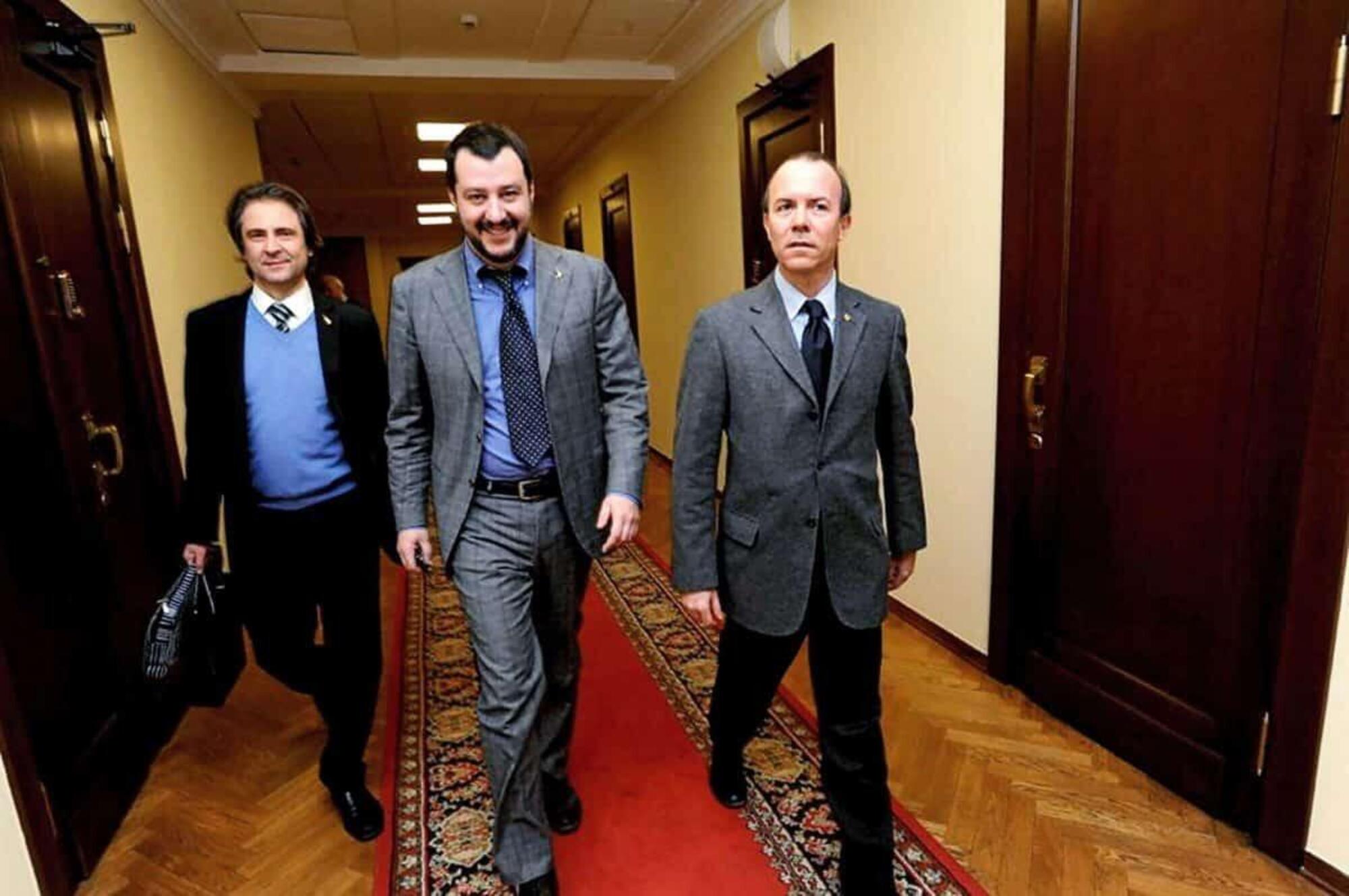 Al centro Matteo Salvini e a destra Gianluca Savoini