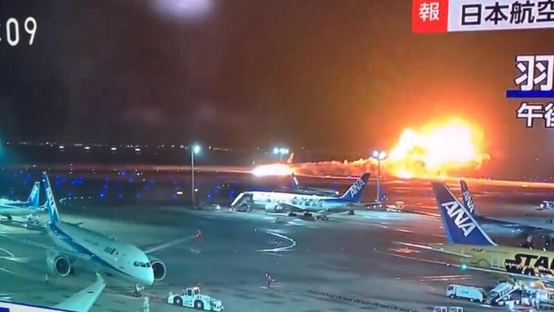 Incidente &quot;stradale&quot; all&#039;aeroporto di Tokyo, aereo in fiamme