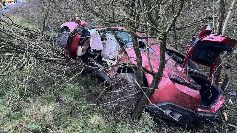 Sorpassa un poliziotto con la Ferrari Roma, ma finisce male