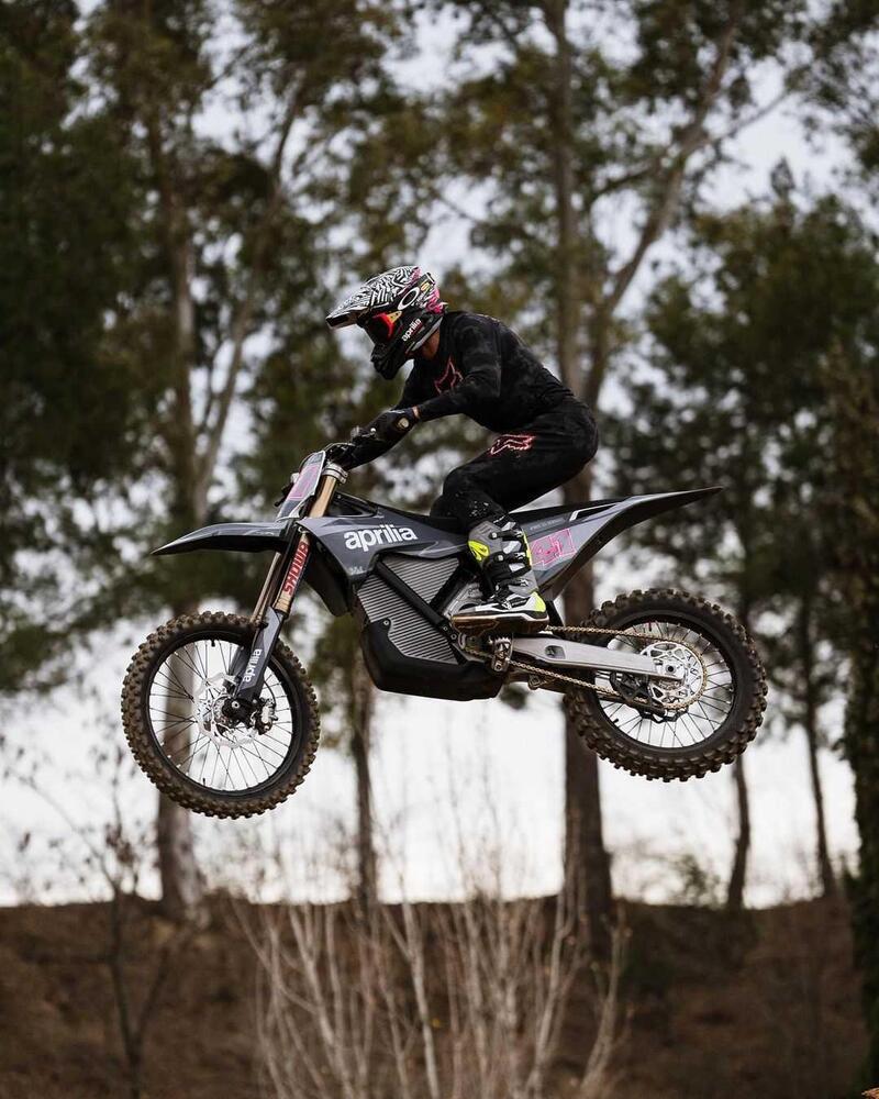 Nuova Aprilia elettrica da cross? Ma no! &Egrave; Aleix Espargar&oacute; che si allena con la Stark Varg [GALLERY] 