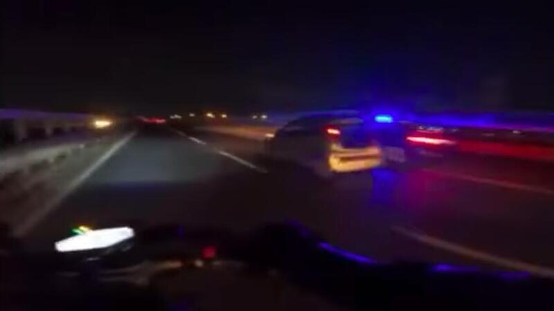 Impennate, slalom a tutta velocit&agrave; nel traffico e fuga dalla Polizia. Ecco come NON va usata la moto [VIDEO]