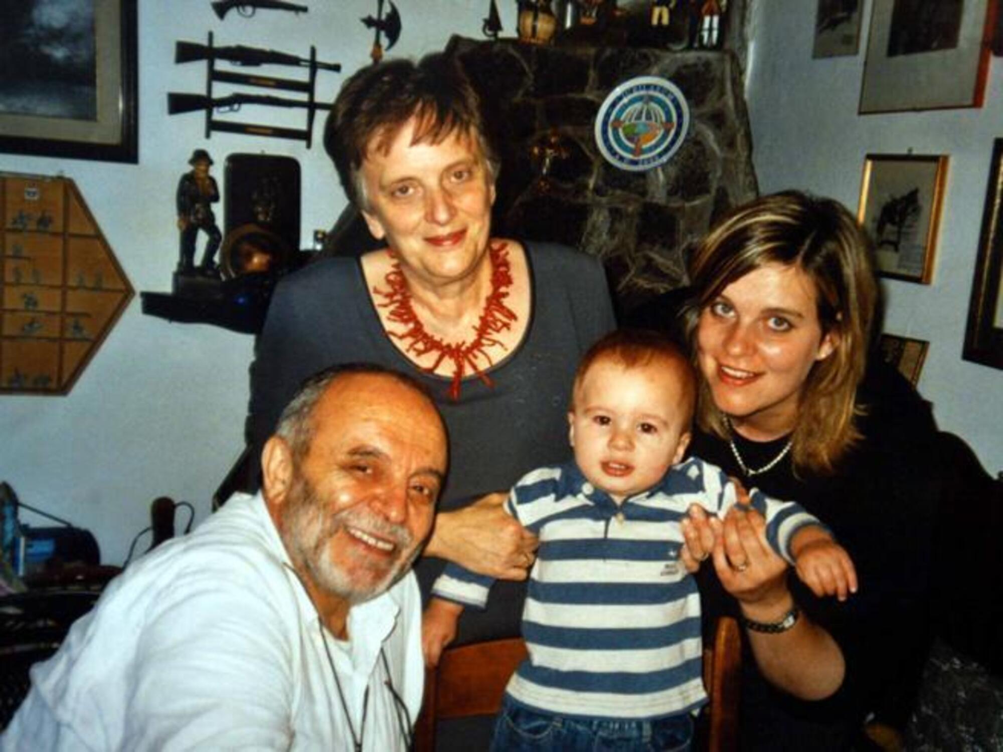  Raffaella Castagna, suo figlio Youssef, sua madre Paola Galli uccisi nella strage di Erba), insieme al padre Carlo