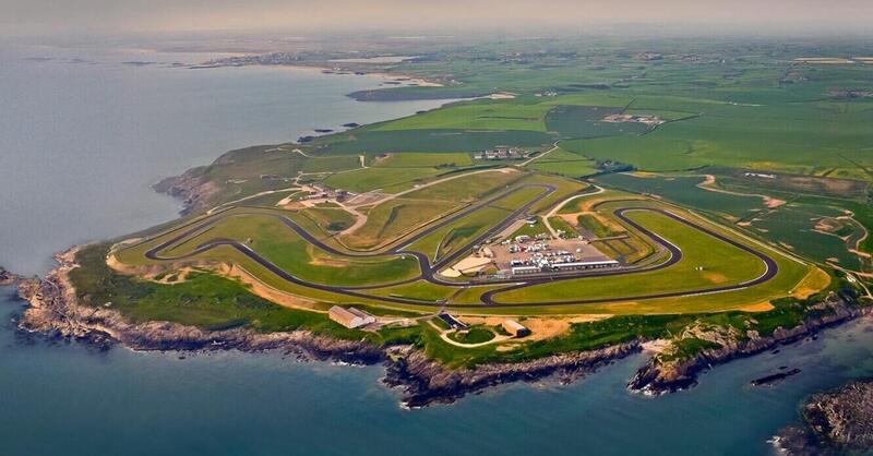 Divieto di ingresso alle moto elettriche nel circuito di Anglesey. &Egrave; il primo di una lunga serie?