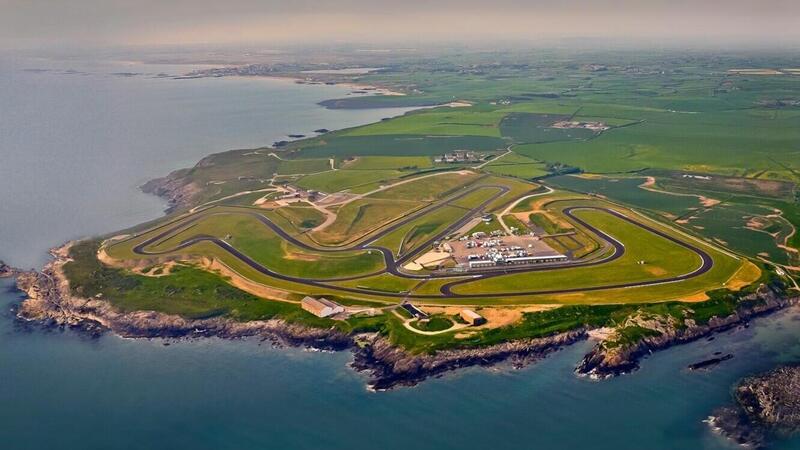 Divieto di ingresso alle moto elettriche nel circuito di Anglesey. &Egrave; il primo di una lunga serie?