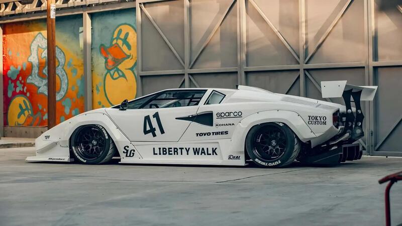 Lamborghini Countach widebody di Liberty Walk a Tokio 2024