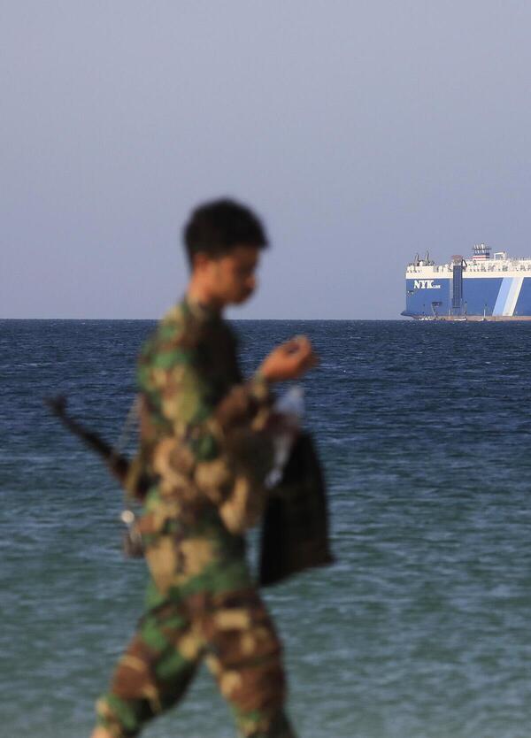 Quanto pagheremo la guerra agli Houthi nel Mar Rosso? Dal petrolio alla benzina, i prezzi potrebbero cambiare: le proiezioni 