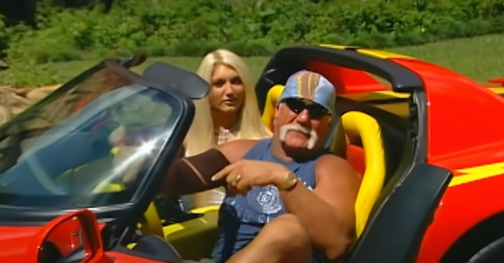 Ma lo avete visto Hulk Hogan che soccorre una ragazza dopo un incidente stradale in cui si era ribaltata e incastrata in auto?