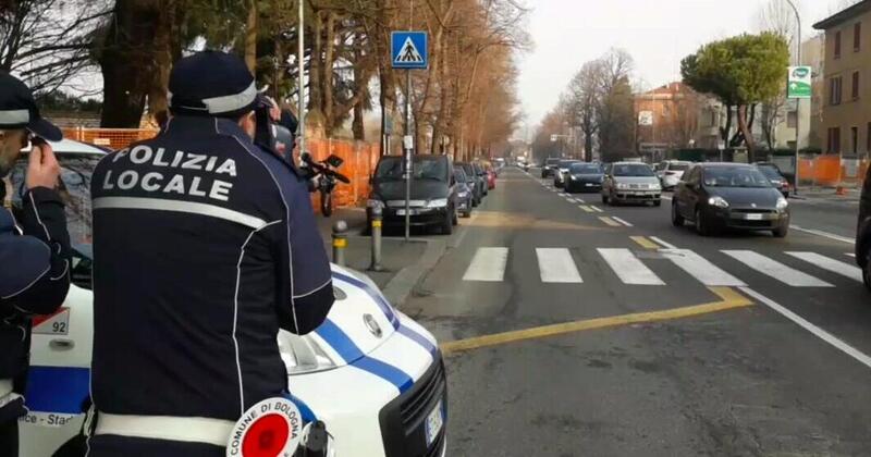 Bologna a 30 km/h. Tra multe, referendum e controlli: le reazioni sui social [VIDEO]