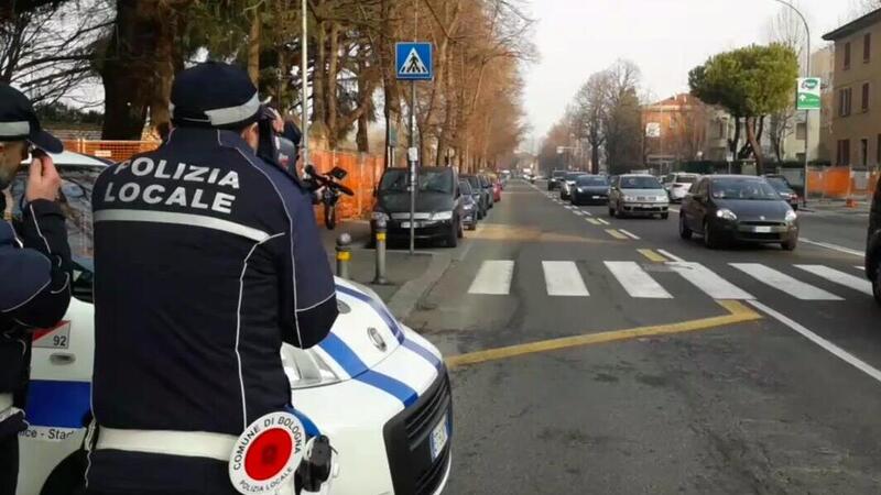 Bologna a 30 km/h. Tra multe, referendum e controlli: le reazioni sui social [VIDEO]